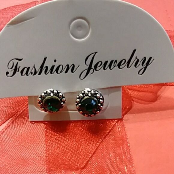 Jewelry - NWOT 3/$10🔥green earrings